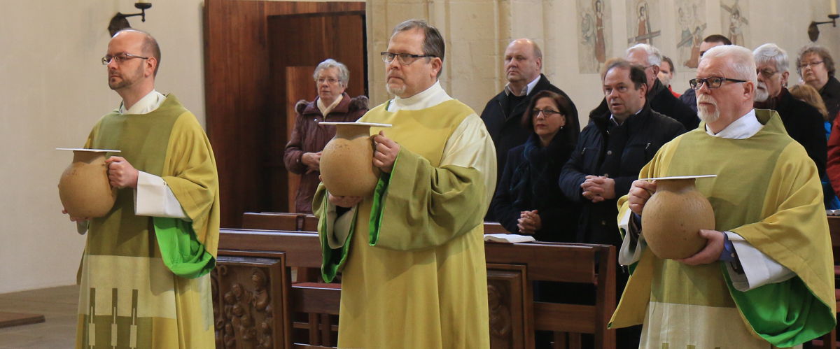 Diakone bringen in der Ölmesse der Karwoche die heiligen Öle zum Altar.