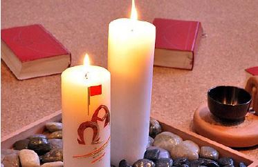 Kerze und Gebetbuch