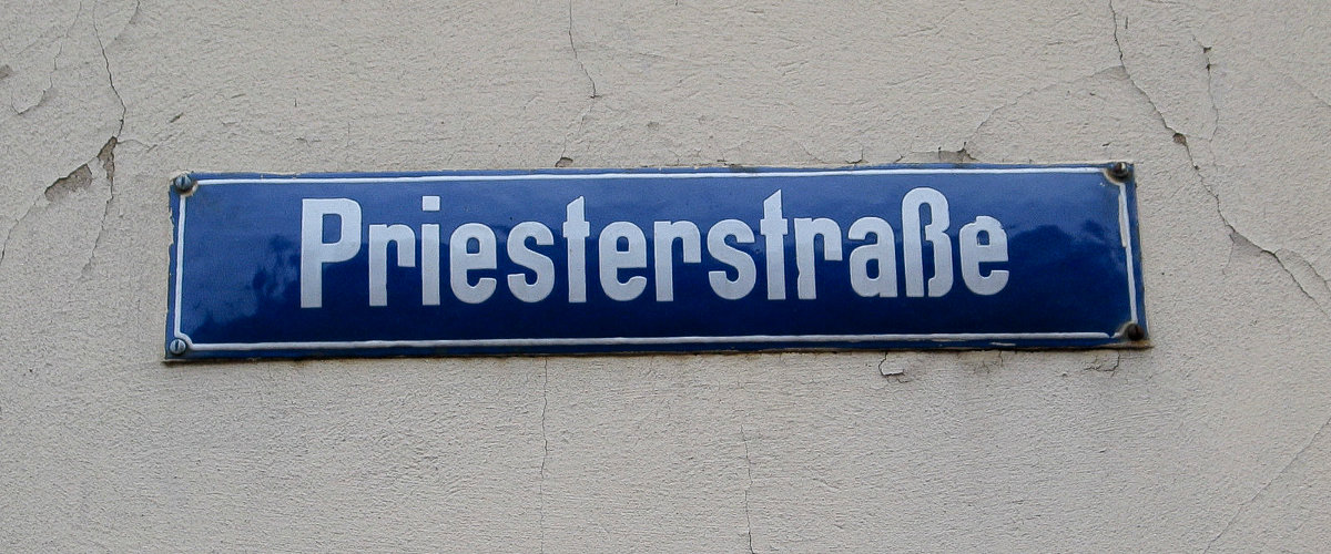 Straßenschild Priesterstrasse
